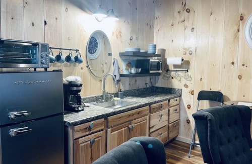 Freeport House | The Outlet Studio, Rustic Comfort w Fireplace