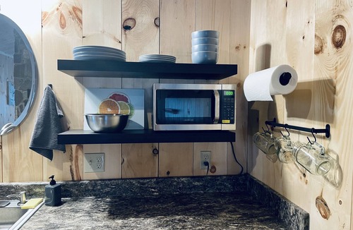 Freeport House | The Outlet Studio, Rustic Comfort w Fireplace