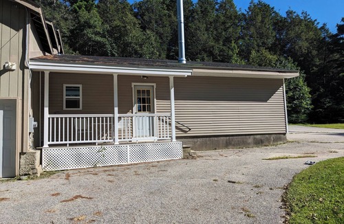 Freeport House | The Outlet Studio, Rustic Comfort w Fireplace