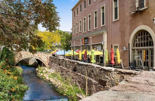 Manitou Springs Historic District House | The Owl's Nest @ Manitou: Mtn Views on Main Street