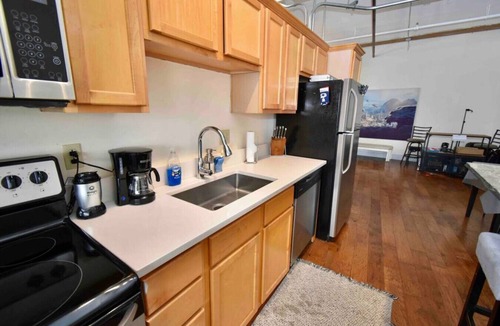 Downtown Kansas City Apartment | ★ THE PAD ★ KING BED ★