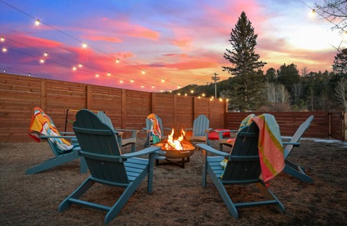Custer Villa | The Paddle House | Hot Tub + Fire Pit Stay