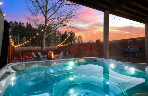 Custer Villa | The Paddle House | Hot Tub + Fire Pit Stay
