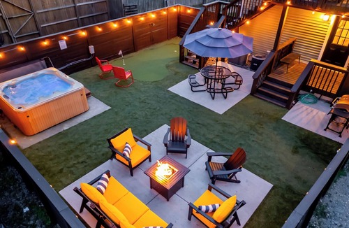 Cherokee Triangle House | The Paddock ~ 5BR Class & Fun In One! Hot Tub, Fire Pit, Mini Golf, Walkable
