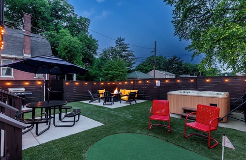 Cherokee Triangle House | The Paddock ~ 5BR Class & Fun In One! Hot Tub, Fire Pit, Mini Golf, Walkable