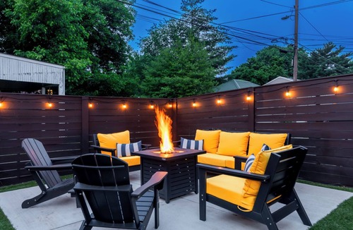 Cherokee Triangle House | The Paddock ~ 5BR Class & Fun In One! Hot Tub, Fire Pit, Mini Golf, Walkable