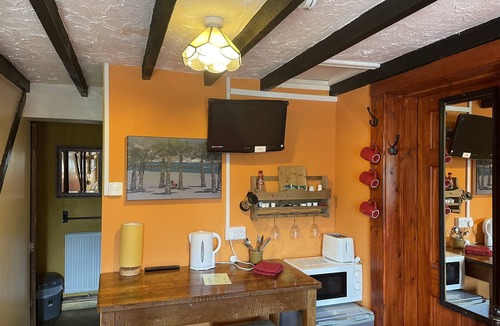 Yarm Cottage | The Paddock - Sleeping 2 - B & B Yarm double bed en suite/fridge/microwave