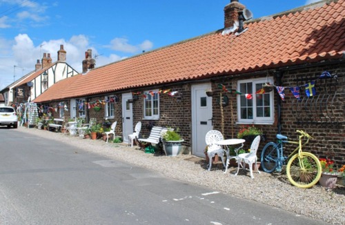 Yarm Cottage | The Paddock - Sleeping 2 - B & B Yarm double bed en suite/fridge/microwave