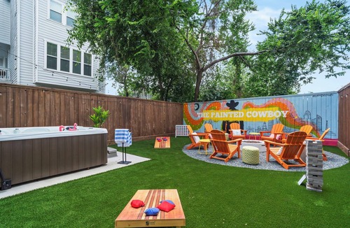 Shady Acres House | The Painted Cowboy: Houston Heights Oasis with Hot Tub