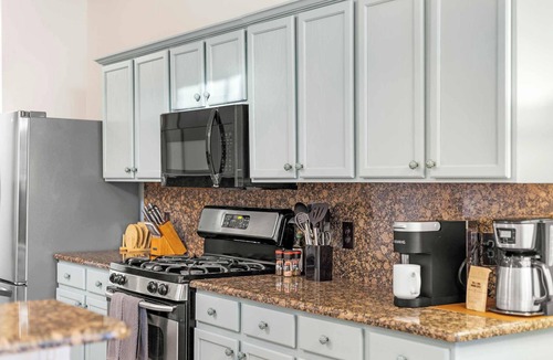 Lake Dallas House | The Painted Paddle: Pool, HotTub, Pickleball Court