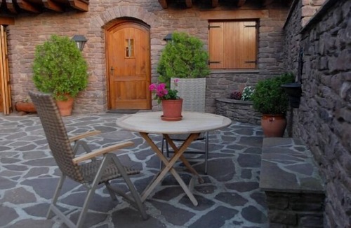 Llagunes Cottage | The pallé de cal bosch, spacious rural apartment with magnificent views, Pyrenees