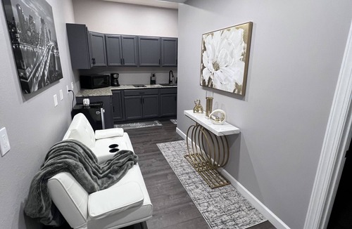 Harris Apartment | the palm suite