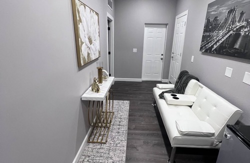 Harris Apartment | the palm suite