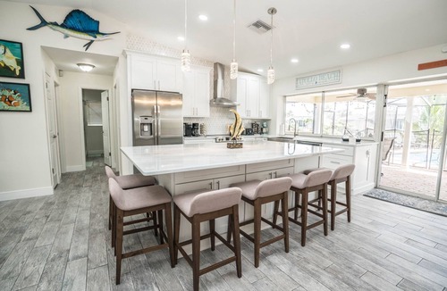 Apollo Beach House | The Palm Tree Waterfront - Pool Home - Free Heated pool- Pool Table - kayaks