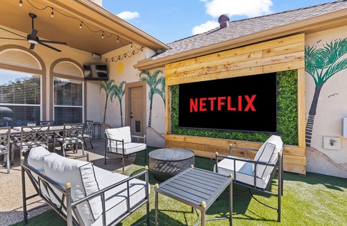 Frisco House | The Palmera Frisco - Sauna Spa Heated Pool Golf Skeeball Bowling Movie Projector