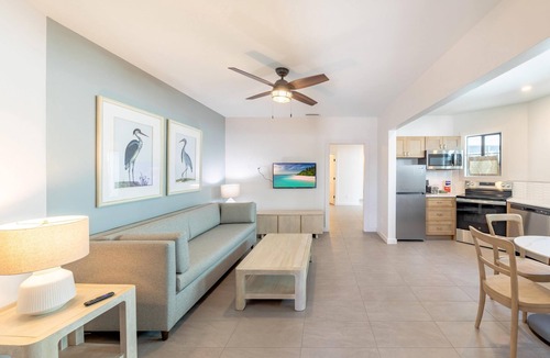 Downtown Boca Grande Historic District Hotel | The Palmetto Inn - Grouper - King 1 Bdrm with Full Kitchen