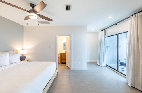 Downtown Boca Grande Historic District Hotel | The Palmetto Inn - Grouper - King 1 Bdrm with Full Kitchen