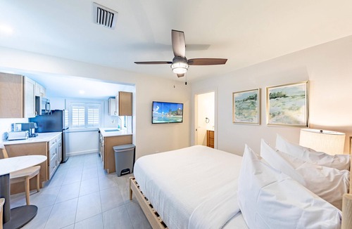 Downtown Boca Grande Historic District Hotel | The Palmetto Inn - Pinfish - Queen Studio