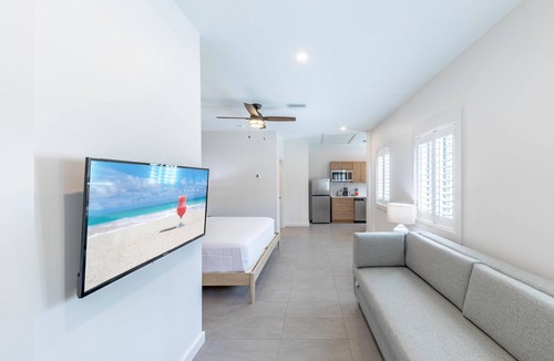 Downtown Boca Grande Historic District Hotel | The Palmetto Inn - Snook - King Studio