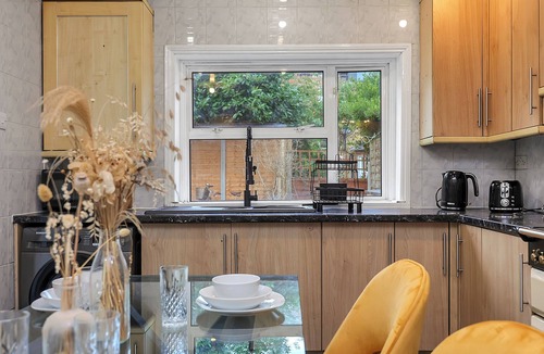 Leabridge House | The Panel Guest House by Harlington