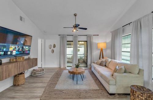 Brandon House | The Paradise Palms