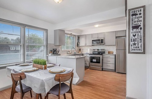 Jefferson Chalmers Apartment | The Park & River Chalet - Duplex 2 units