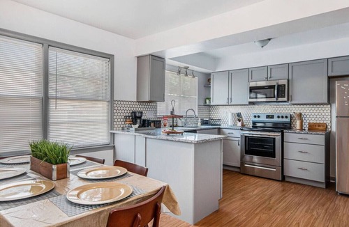 Jefferson Chalmers Apartment | The Park & River Chalet - Duplex 2 units