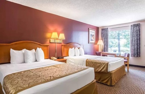 Mountain View Hotel | The Parkwood Inn & Suites