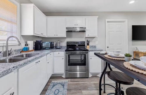 Sulphur Apartment | The Patch 5 - Sleeps 4 - King Bed - Near Casinos