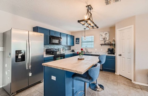 Medina Valley House | The Patriot House + Pet Friendly+Hot Tub +Fire Pit