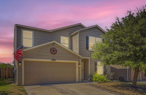 Medina Valley House | The Patriot House + Pet Friendly+Hot Tub +Fire Pit