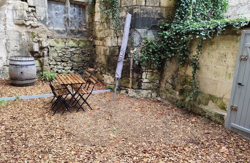 Dampierre-sur-Loire House | The peaceful living room with troglodyte courtyard