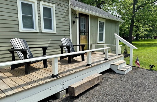 Youngstown Apartment | The Peach Door Annex for 2 - Safe, Quiet, Walkable In Youngstown, NY