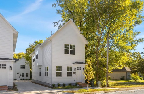 Fayetteville House | The Pearl-0.5 mi to Baum Walker Field-1.5 mi to DT