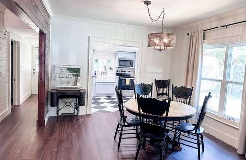 Searcy House | The Pecan Street Retreat - 1935 Gem