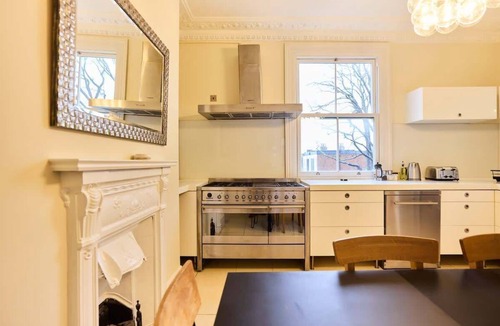 Peckham Rye Apartment | The Peckham Hideaway - Bright 3 Bdr Flat