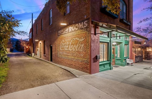 Historic Railroad District Apartment | The Peerless Hotel | Junior Suite #5 | Jetted Tub