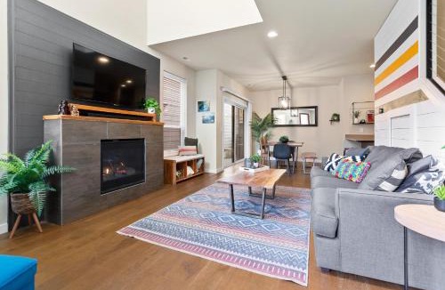 Eugene House | THE PENDLETON - Walkable - Arcade Loft - Modern- Light & Bright
