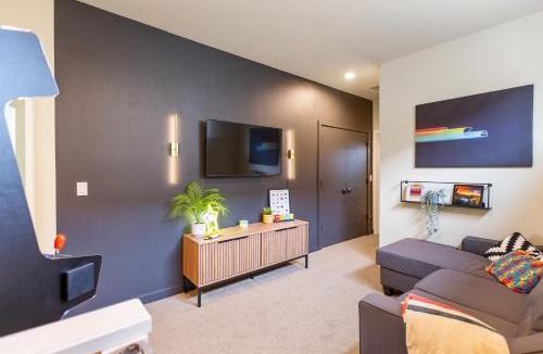 Eugene House | THE PENDLETON - Walkable - Arcade Loft - Modern- Light & Bright