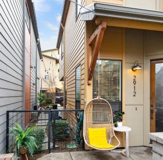 Eugene House | THE PENDLETON - Walkable - Arcade Loft - Modern- Light & Bright