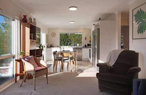 Te Atatu Peninsula House | The Peninsula Riverside Abode with Garden Views