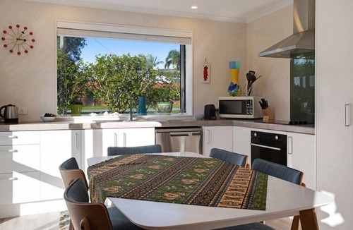 Te Atatu Peninsula House | The Peninsula Riverside Abode with Garden Views