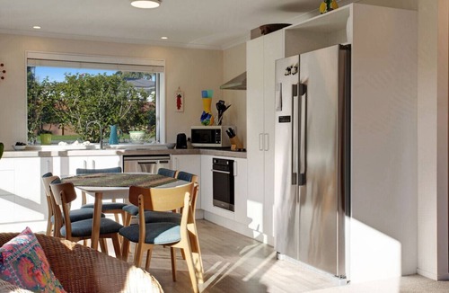 Te Atatu Peninsula House | The Peninsula Riverside Abode with Garden Views