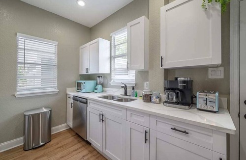 Tampa Apartment | "The Penny-farthing Flat" - 2BR |Fire Pit|Grill