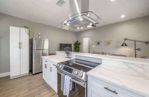 Tampa Apartment | "The Penny-farthing Flat" - 2BR |Fire Pit|Grill