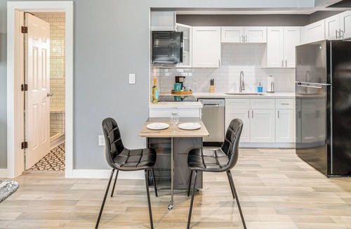 Montrose Apartment | 'The Penthouse' in Space City: 10 Mi to NRG