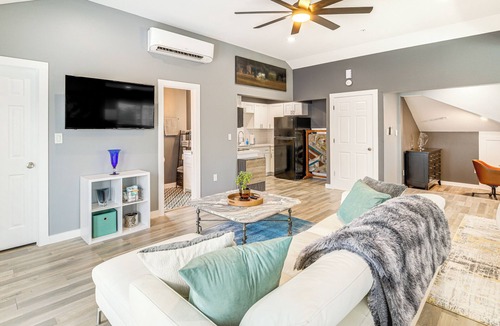 Montrose Apartment | 'The Penthouse' in Space City: 10 Mi to NRG