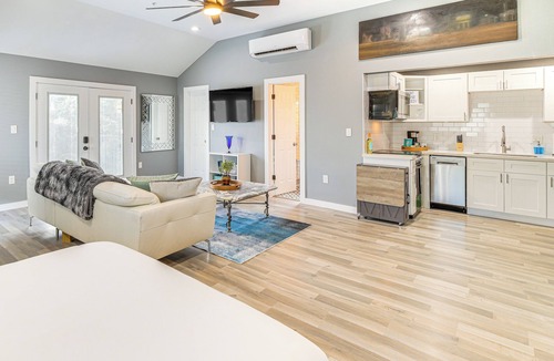Montrose Apartment | 'The Penthouse' in Space City: 10 Mi to NRG