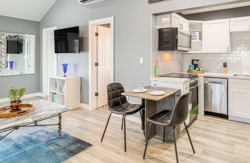 Montrose Apartment | 'The Penthouse' in Space City: 10 Mi to NRG