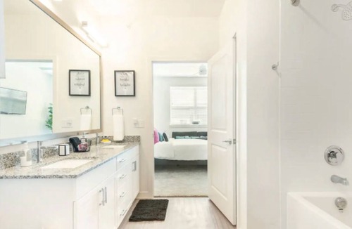 Kyle Apartment | The Penthouse -Resort Amenities Minutes to Austin!